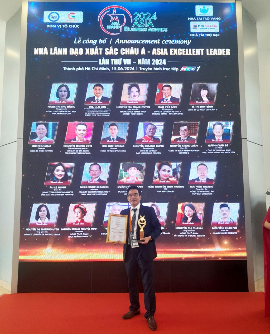Ông Lê Tất Đạt – Giám đốc Công ty TNHH MTV Kho Gạo Sài Gòn nhận chứng nhận và cúp vinh danh top 10 Thương hiệu tín nhiệm hàng đầu châu Á – Asia Top Brand Awards 2024