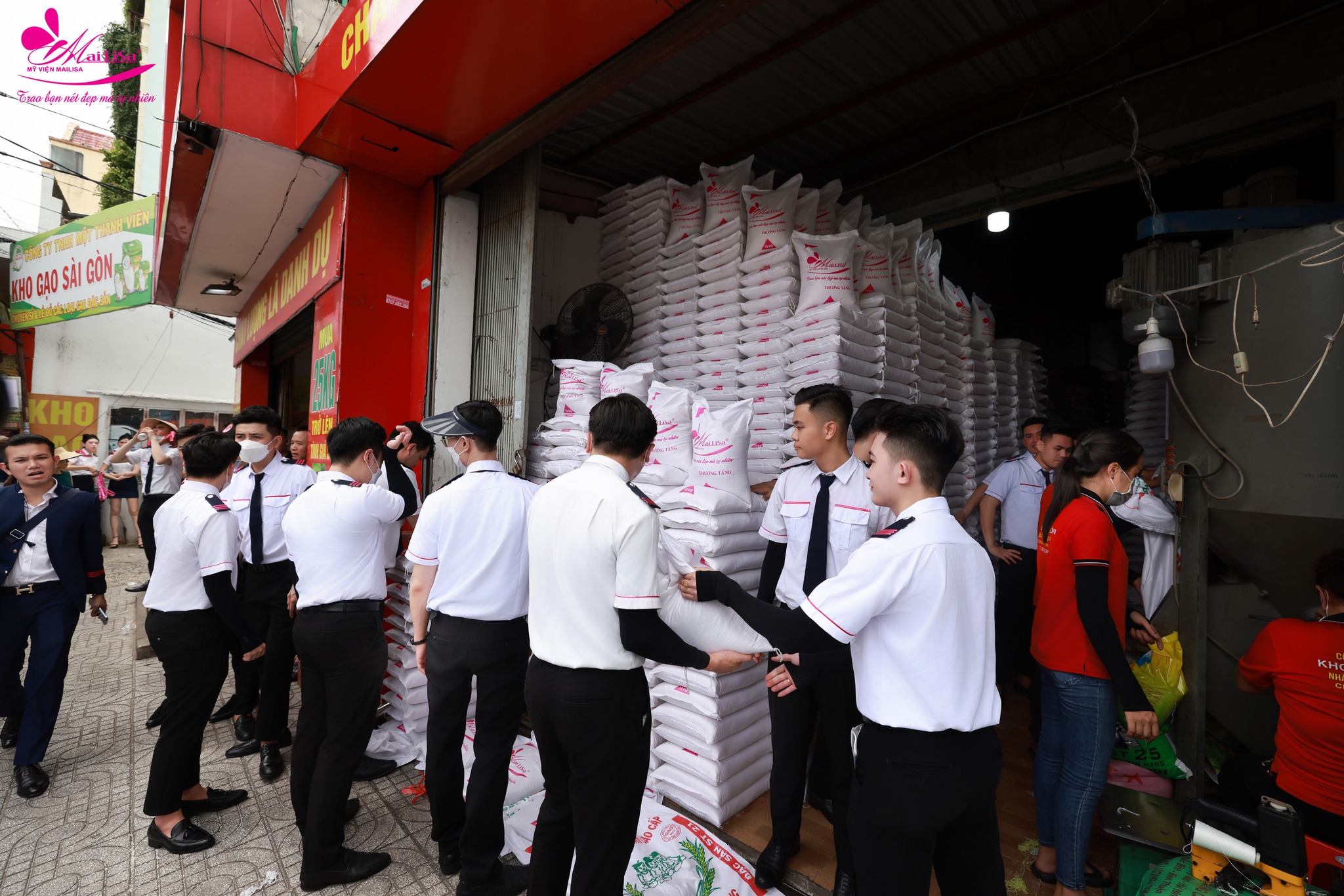 Tập thể nhân viên Mailisa hỗ trợ đưa gạo lên xe tải.