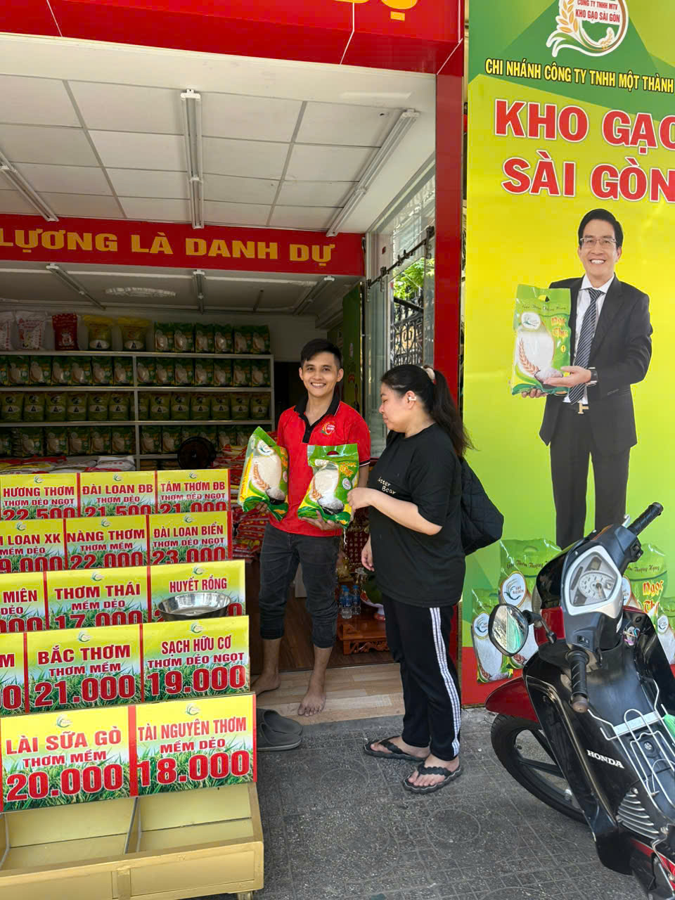 Khách hàng tham quan mua sắm tại chi nhánh Kho gạo Sài Gòn ở quận 10, TPHCM