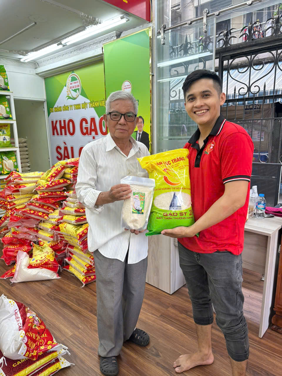 Khách hàng tham quan mua sắm tại chi nhánh Kho gạo Sài Gòn ở quận 10, TPHCM
